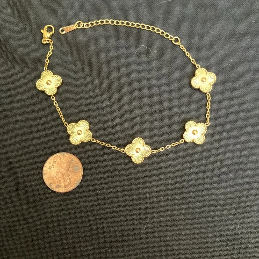 Gold Tone Cable Chain Bracelet w/ Gold Clover Dangle Charm Lobster Clasp 7